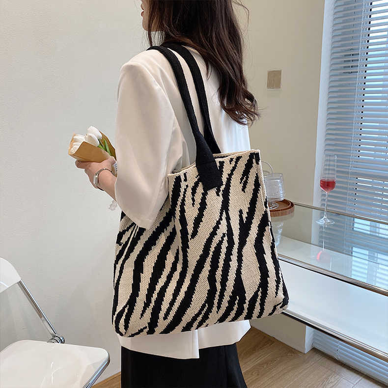 Single Shoulder Zebra Pattern Knitted Bag